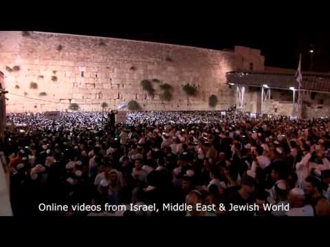 Emotional 100,000 Attend Selichot at the Western Wall