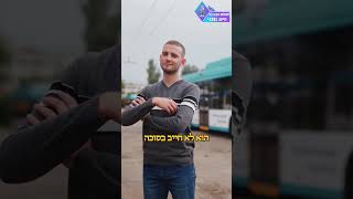 האם מותר על פי ההלכה לאכול מחוץ לסוכה? - הרב נריה ברבי שליט"א (ארגון ענפים) - התמונה מוצגת ישירות מתוך אתר האינטרנט יוטיוב. זכויות היוצרים בתמונה שייכות ליוצרה. קישור קרדיט למקור התוכן נמצא בתוך דף הסרטון