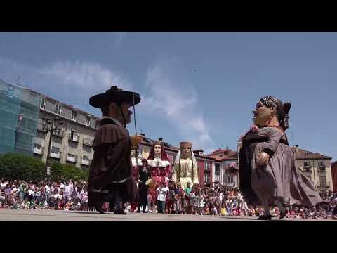 Baile de los Gigantillos en la Plaza Mayor por Radio Evolución Burgos