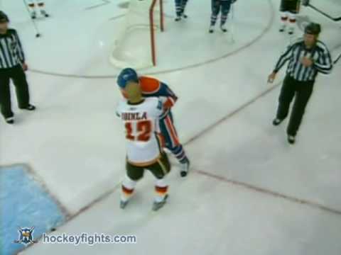 Jarome Iginla vs Ladislav Smid