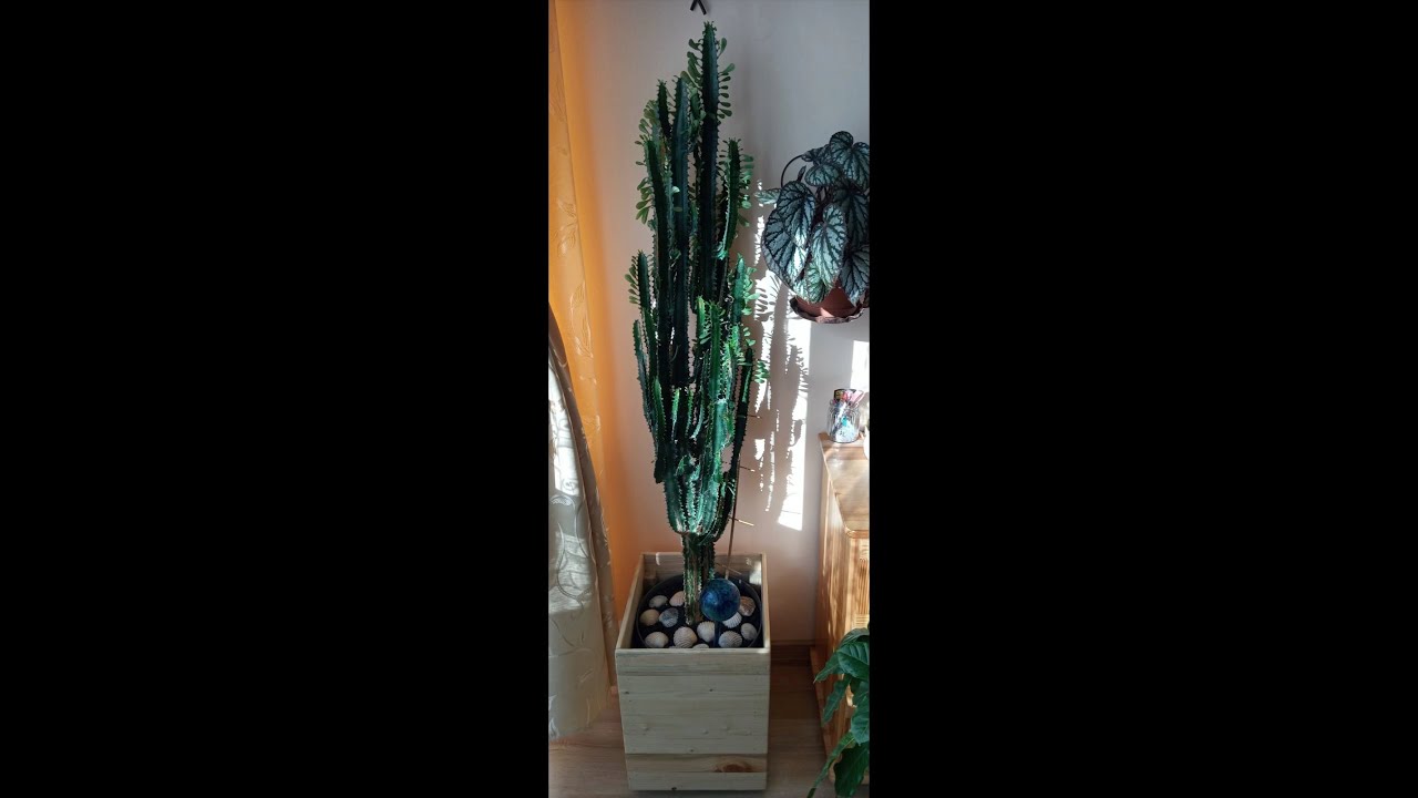 61. Drewniana donica na kółkach.