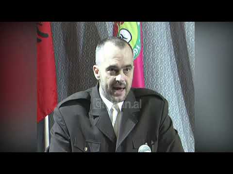 Edi Rama në koferencën e Partisë Socialiste në qytetin e Durrësit (3 Dhjetor 2003)