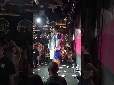 Атанас Колев сипва на фен в дискотека!!