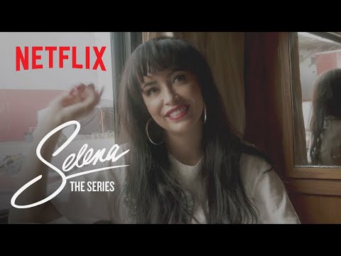 圖片上的：芝加哥巴士與克里斯蒂安-塞拉託斯｜Netflix。 (Picture’s Up: Chicago Bus with Christian Serratos | Netflix)