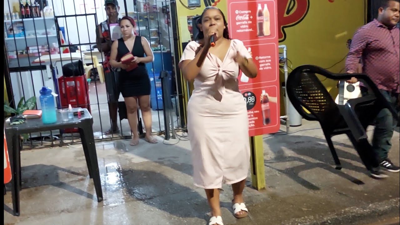 Missionária Suzana pregando o Evangelho com autoridade na rua em Belém/PA 📖 🎤 🔥