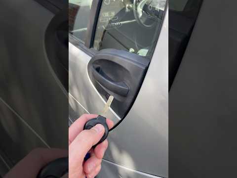 Smart Fortwo Lock Fault #shorts #smart #fortwo #451 #locking #lock #doorlock #unlock #door #fault