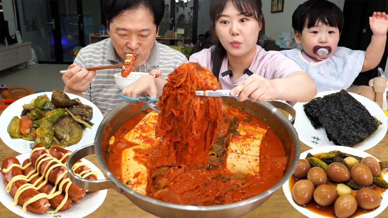 묵은지 김치와 꽁치 통조림으로 만든 김치찌개와 다양한 반찬 집밥 먹방 가족먹방
