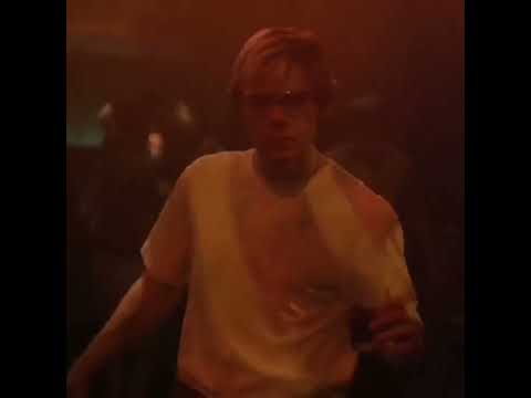 Jeffrey Dahmer bailando una canción de enigma :'0