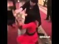 شاهد رده فعل الصبايا عند التقاط باقة الورد في مراسم الزواج .....!!!!