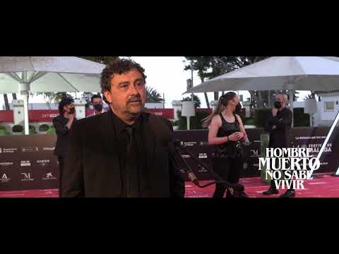 El actor Paco Tous hablando de la película #HombreMuertoNoSabeVivir en el  #24FestivalMálaga