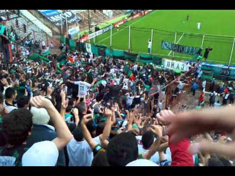 "la banda entrando contra los mudos de huracan" Barra: Los Pibes de Chicago • Club: Nueva Chicago • País: Argentina