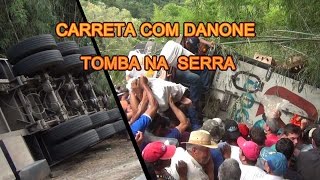 preview picture of video 'Carreta carregada com Danone tomba na serra de Ipuiuna, parte 2'