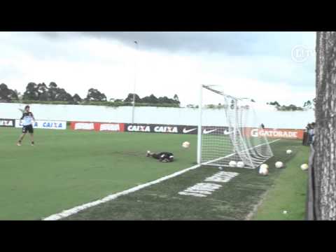 Pato 'humilha' goleiro nas cobranças de pênaltis