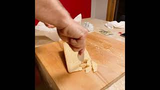 パルミジャーノ・レッジャーノ専用アーモンドナイフの使い方