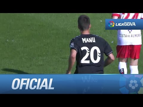 Lanzamiento de falta de Manu del Moral que despeja Rubén