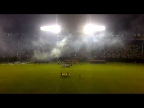 "Gran Recibimiento Olimpia - Emelec. Copa Libertadores de América 2012" Barra: La Barra 79 • Club: Olimpia