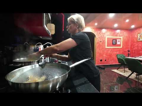 OCONASA PREPARA SPECIALITATEA CASEI SPAGHETTI AL FRUTTA DI MARE