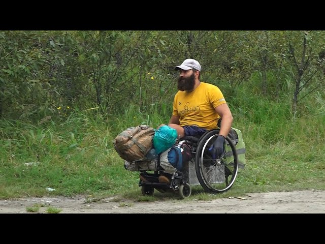 Сибиряк проехал 1,5 тысячи километров на инвалидном кресле