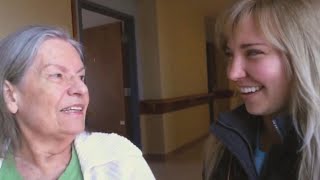 Alzheimer's-Stricken Woman Sings 'You Are My Sunshine' With Her Granddaughter