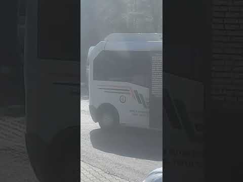 Alguns ônibus e ônibus na estação rodoviária de Marmaris