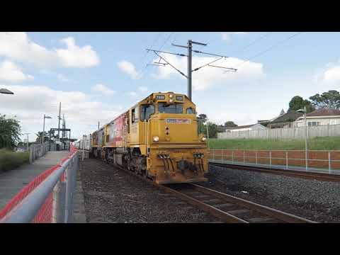Christmas shutdown Train 124 DFB 7335 and Maxx Blue DC 4663 wrong line running Avondale