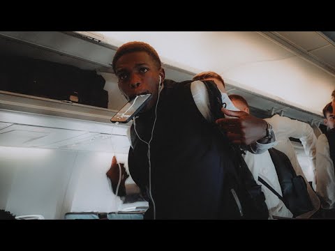 Hungrig auf mehr! 🍝 Gourna-Douath probiert ein Stück Smartphone 👨‍🍳