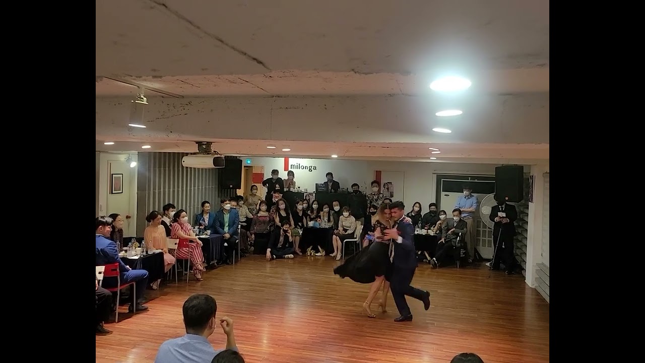 Video thumbnail for 4 루까스(Lucas Carrizo) 빠울라(Pau Tejeda)performance on 22nd octoberVenue: CAFE DE TANGO, Busan