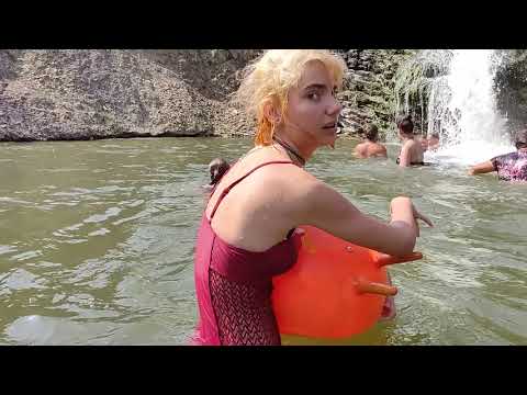 Купаемся под водопадом. Swimming under the waterfall.