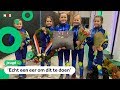 Meiden delen medailles en bloemen uit bij NK Shorttrack