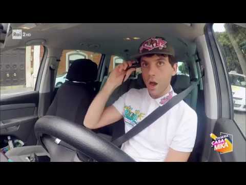 Mika in a taxi in Bari - Tonight at CasaMika 21/11/2017