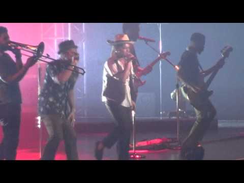 Bruno Mars -  Moonshine + Natalie Live in Seoul