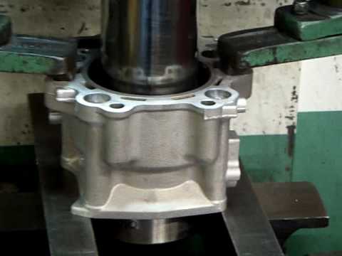 Machining or Boring the cylinder of a Yamaho Rhino 660