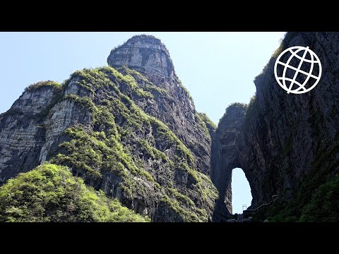 Faça um passeio pela Montanha Tianmen, na China