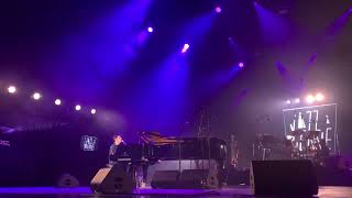 Jamie Cullum « Singin’ in the rain » @ Jazz à Vienne (Live 2022)
