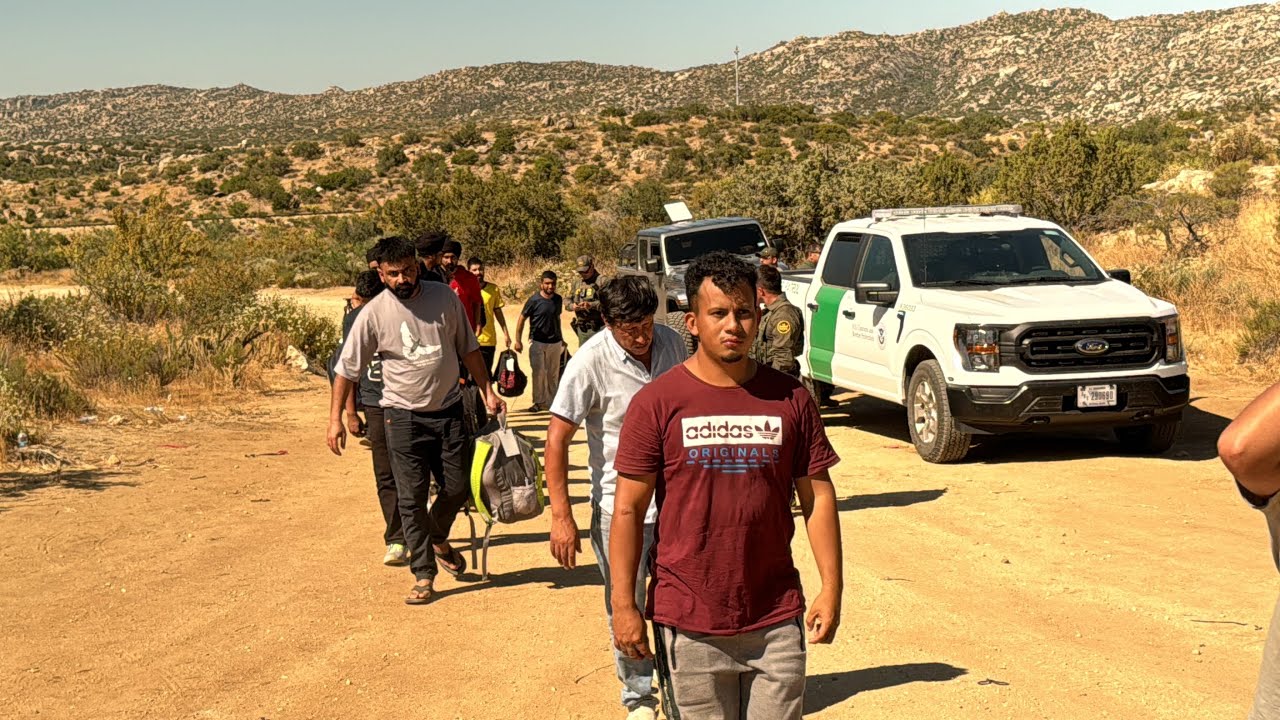 Mass arrest of migrants at the California border by Border Patrol