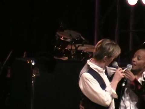 David Bowie & Gail Ann Dorsey "Absolute Beginners", Queens, New York, 16.10.2002