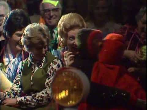 Maurice Delmonte als de vechtende mannetjes [uit De Vader Abraham Show 1973]