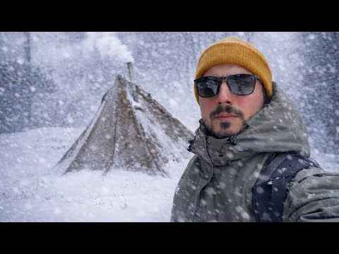 Winter Solo Camping in a Dangerous Snowstorm