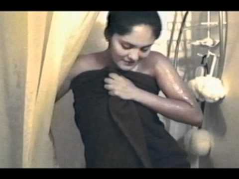 Video halucinant! &Icirc;și filma soția la duș, c&acirc;nd a observat ceva ciudat. A &icirc;ncremenit de frică!