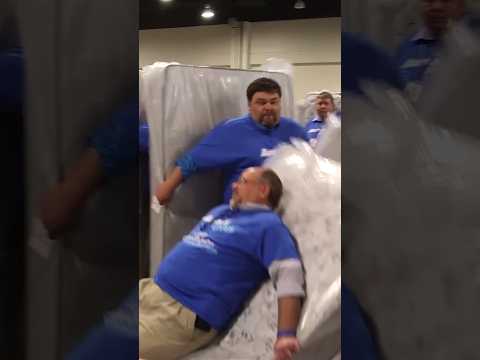 Largest human mattress dominoes - throwback to 2016 when Aaron's Inc 🇺🇸 toppled 1200 participants