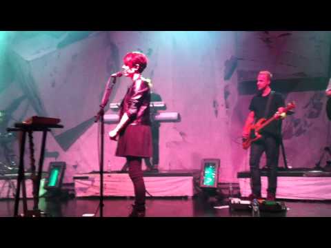 Tegan and Sara - band introduction + Tegan screaming ICH LIEBE DICH @ Capitol in Offenbach (17/6/13)