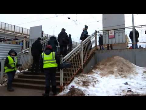 Безбилетная женщина прорывается на станции Крюково