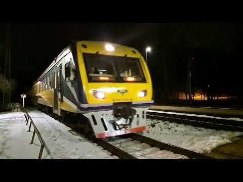 Boomer and zoomer. ER2M-605 (built in 1966), ER2-989 (upgraded in 2007) at Torņakalns station, Rīga