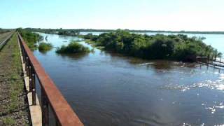 preview picture of video 'Inundación del valle del río Mocoretá y la reserva visto desde el puente del ferrocarril.'