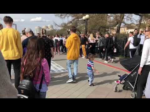 Ребёнок 3 года Павтаряет все движения уличний Танец