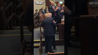 לאחר הנאום: חיבוק בין רה"מ נתניהו לנשיא טראמפ בכנסת (חדשות ערוץ 7) - התמונה מוצגת ישירות מתוך אתר האינטרנט יוטיוב. זכויות היוצרים בתמונה שייכות ליוצרה. קישור קרדיט למקור התוכן נמצא בתוך דף הסרטון לאחר הנאום: חיבוק בין רה"מ נתניהו לנשיא טראמפ בכנסת (חדשות ערוץ 7) - התמונה מוצגת ישירות מתוך אתר האינטרנט יוטיוב. זכויות היוצרים בתמונה שייכות ליוצרה. קישור קרדיט למקור התוכן נמצא בתוך דף הסרטון