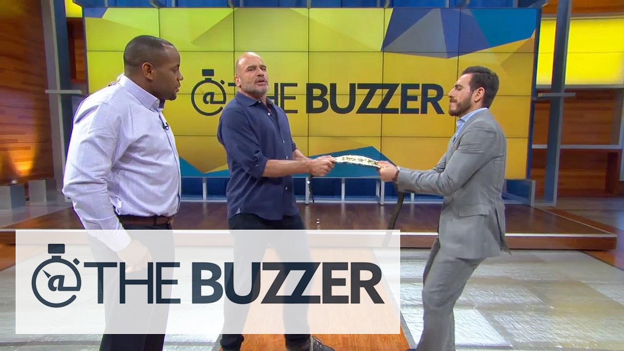 Bas Rutten демонстрира защита на колана от посегателствата на McGregor