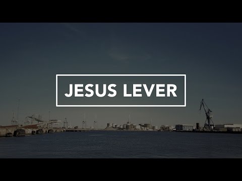 Hør Jesus lever graven brast - piano version på youtube