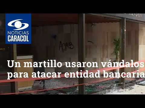 Hasta un martillo usaron vándalos para atacar entidad bancaria del centro de Medellín