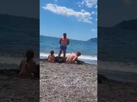 George si Ilie Rares  construiesc castel de nisip pe plaja Costiera Amalfitana 🇮🇹